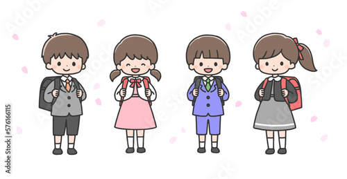 笑顔で並ぶ新一年生4人と桜の花びら