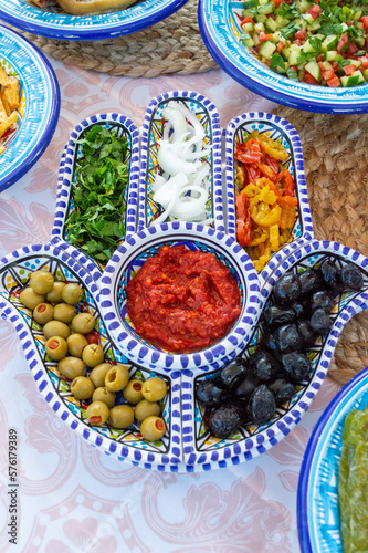 Plat de gastronomie tunisienne à base d'oeufs , de thon rouge, poivron, harissa , huile d'olive et d'autres legumes, Tunisian sandwich