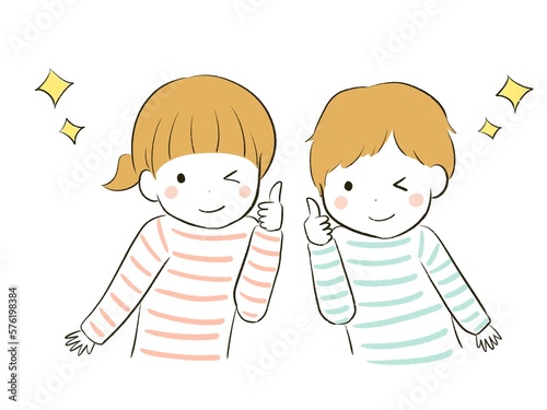 自信満々でグッドポーズをする笑顔の子どもたち