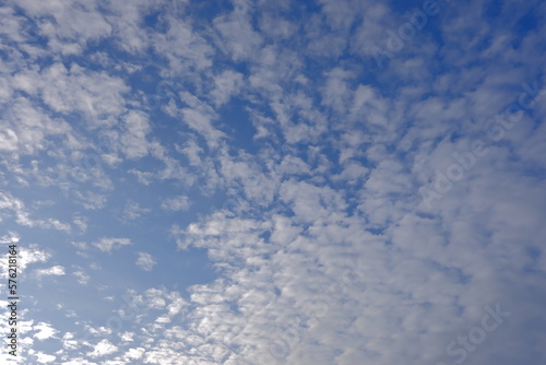 Fototapeta Naklejka Na Ścianę i Meble -  Niebo - białe chmury na niebieskim niebie. Pogodny dzień.