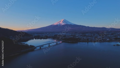 冠雪した富士山、雲ひとつ無い日の出前の風景　ドローン撮影