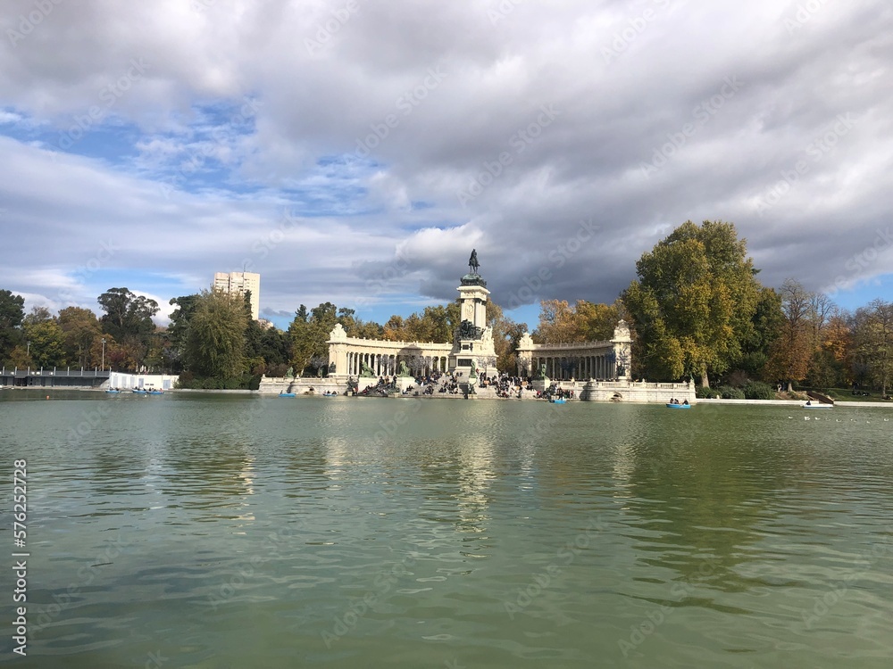 Lago del retiro de Madrid fondo con nubes
