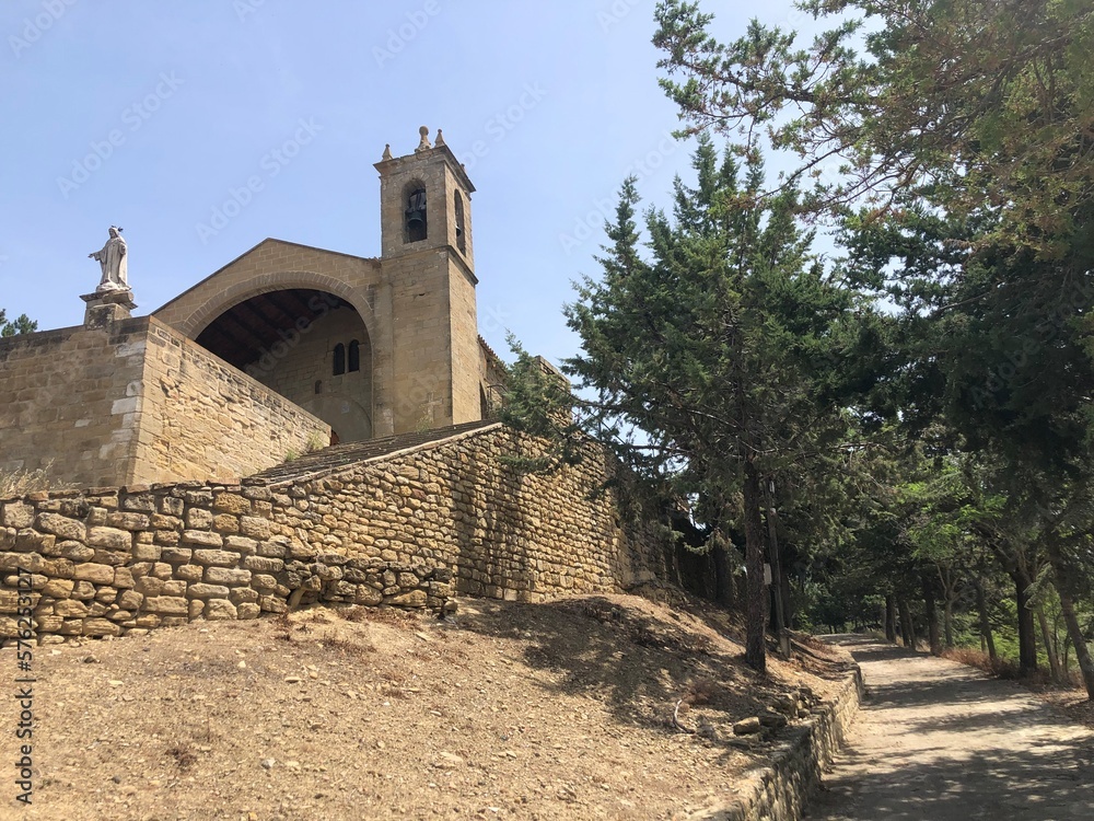 ermita de pueblo. iglesias y pueblos de la comarca de las cinco villas de Zaragoza.
pozas del pirineo y bonitas iglesias.