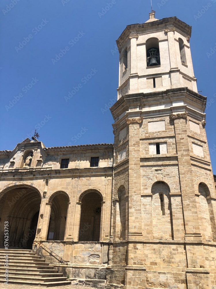 Obraz premium torre de iglesia. , iglesia y pueblo y entorno de Graus. Pirineo aragones. texturas y objetos anntiguos.