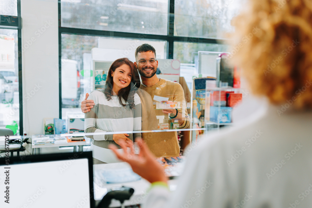 Obraz premium Couple with prescription in pharmacy.