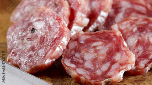 saucisson sec tranché en gros plan sur une table en bois