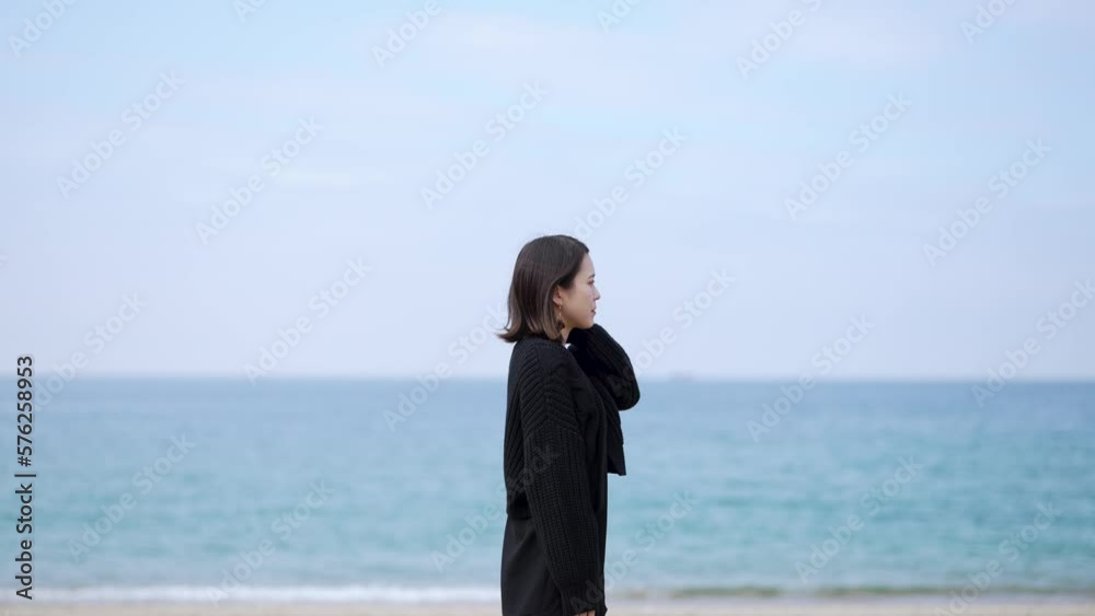 海辺にいる女性 海辺にいる女性