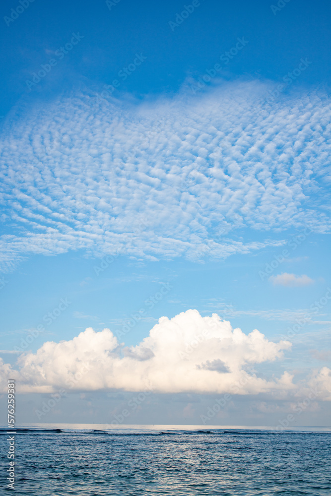 Naklejka premium background of turquoise sea and blue sky