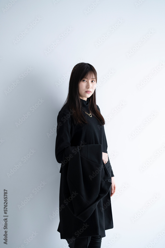 ロングヘアのクールな女性 ロングヘアのクールな女性