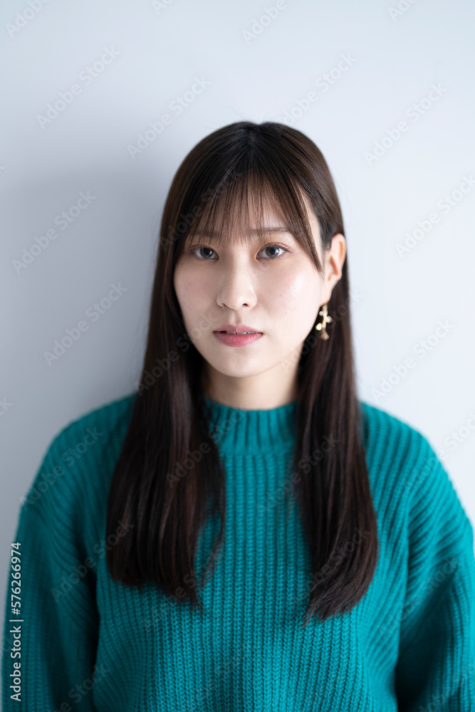 ロングヘアのクールな女性 ロングヘアのクールな女性
