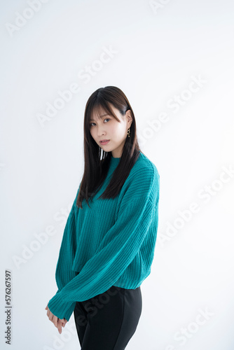 ロングヘアのクールな女性