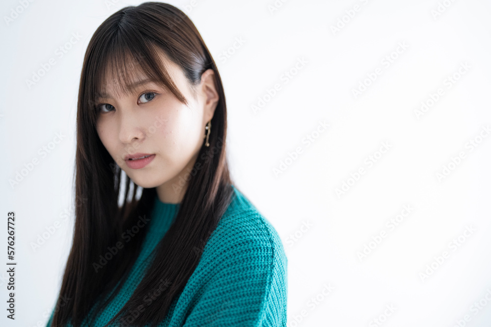 ロングヘアのクールな女性 ロングヘアのクールな女性