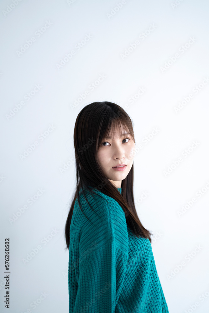 ロングヘアのクールな女性
