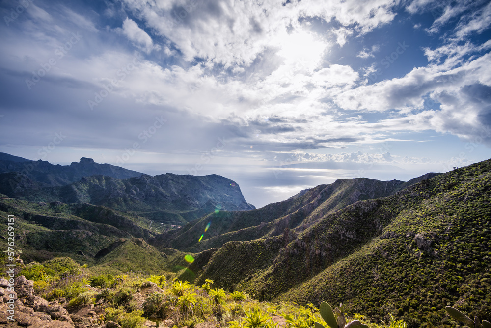 Fototapeta premium Teno-Gebirge mit La Gomera im Hintergrund, El Palmar, Masca, Teneriffa