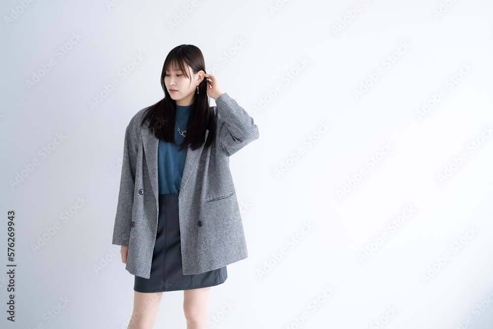 ロングヘアのクールな女性 ロングヘアのクールな女性