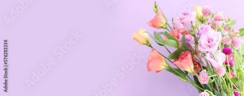 Photographie Top view image of pink and purple flowers composition over pastel background