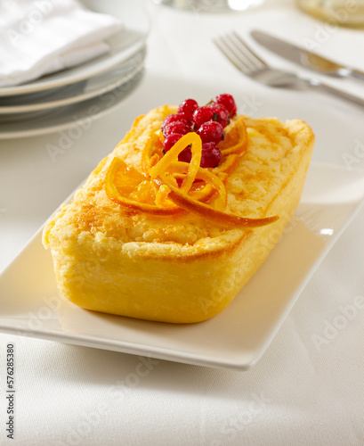 Tarta de queso con bayas de grosella roja y cÃ¡scara de naranja photo