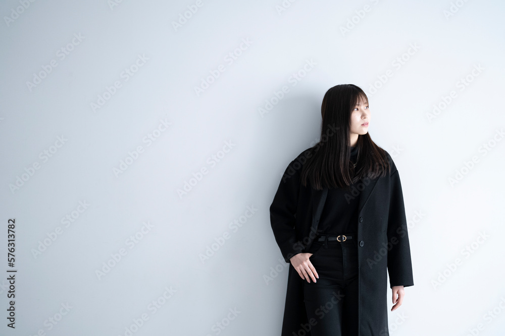 ロングヘアのクールな女性 ロングヘアのクールな女性