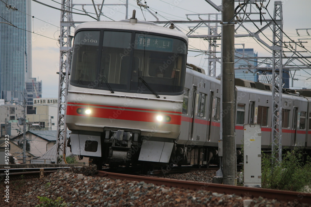 都市近郊を走行する名古屋鉄道