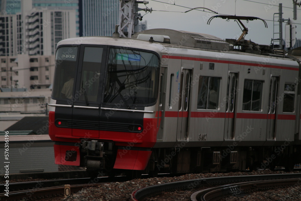 都市近郊を走行する名古屋鉄道