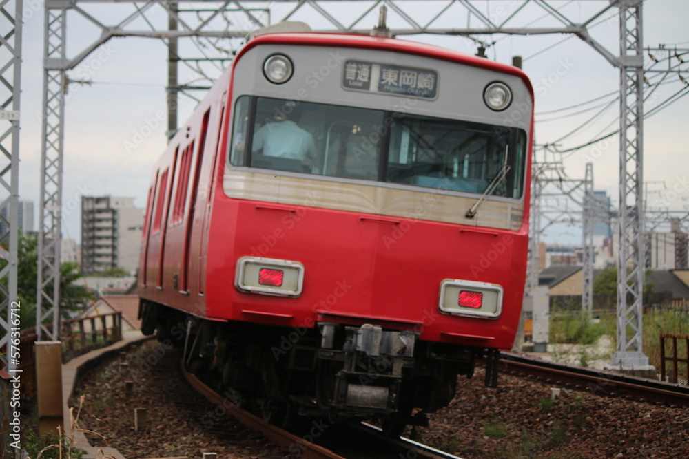 都市近郊を走行する名古屋鉄道