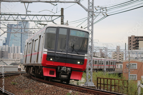 都市近郊を走行する名古屋鉄道