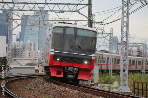 都市近郊を走行する名古屋鉄道