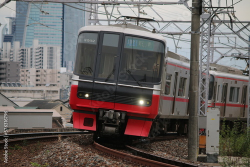 都市近郊を走行する名古屋鉄道