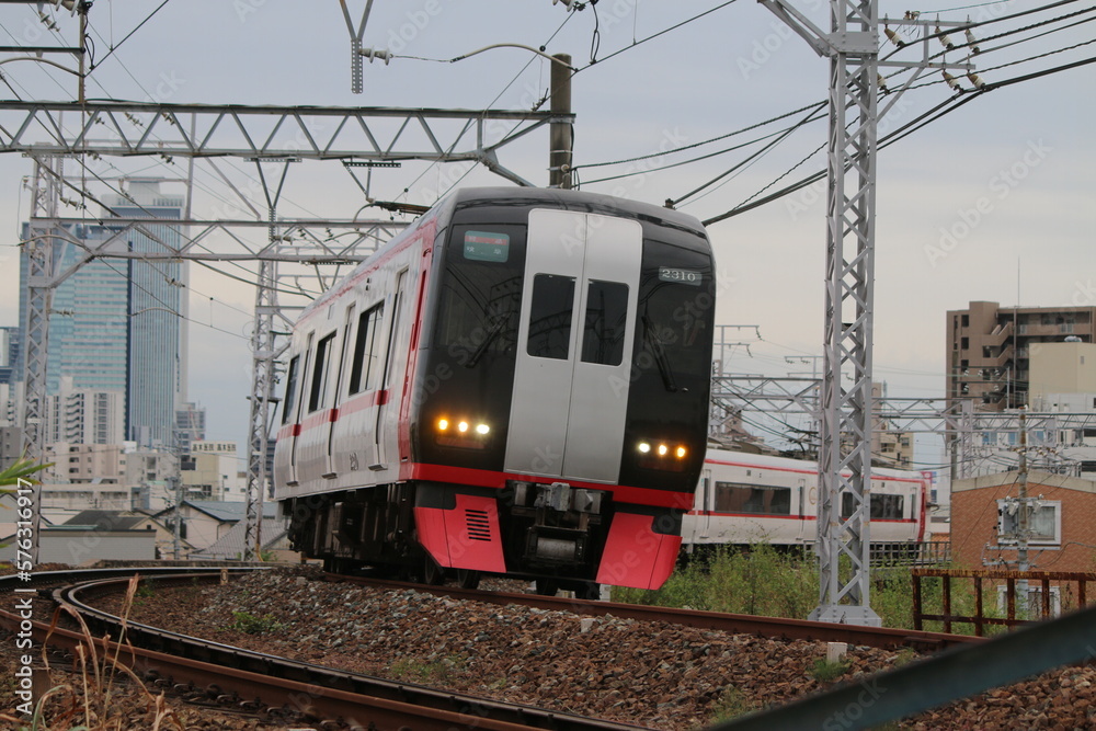 都市近郊を走行する名古屋鉄道