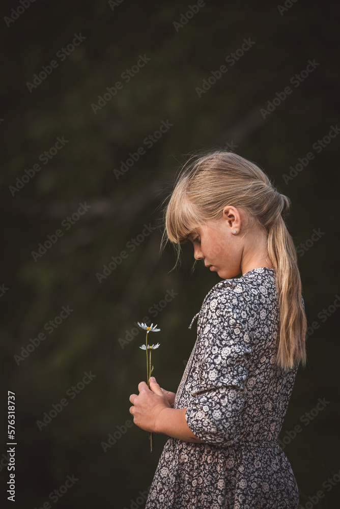 Mädchen mit Wiesenblumen in der Hand Mädchen mit Wiesenblumen in der Hand
