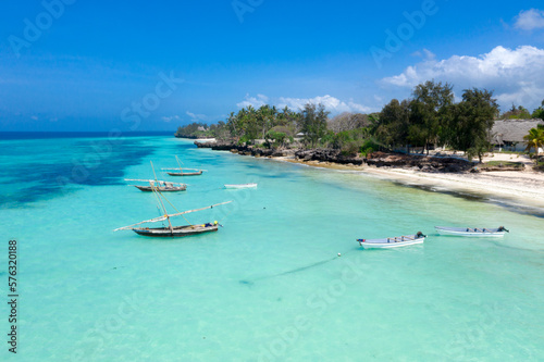 Z lotu ptaka piękna tropikalna wyspa Zanzibar. morze na plaży Zanzibar, Tanzania.