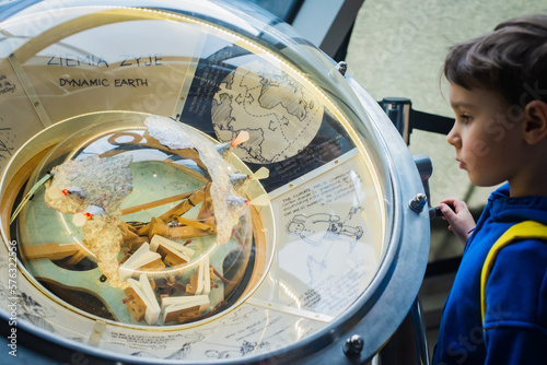 Fototapeta Zaciekawiony chłopiec w Centrum Nauki Kopernik ogląda i poznaje eksponaty