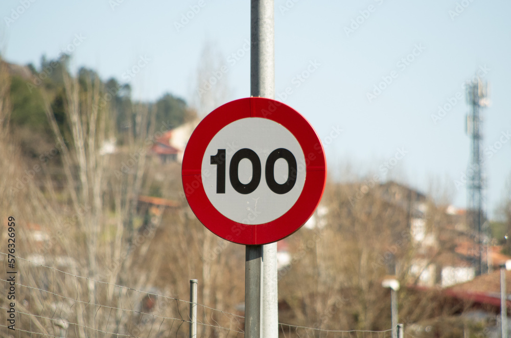 señal 100 km/h Stock Photo | Adobe Stock