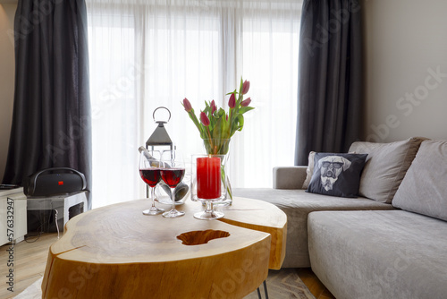 Stolik z winem i kieliszkami w ekskluzywnym apartamencie © arteffect.pl