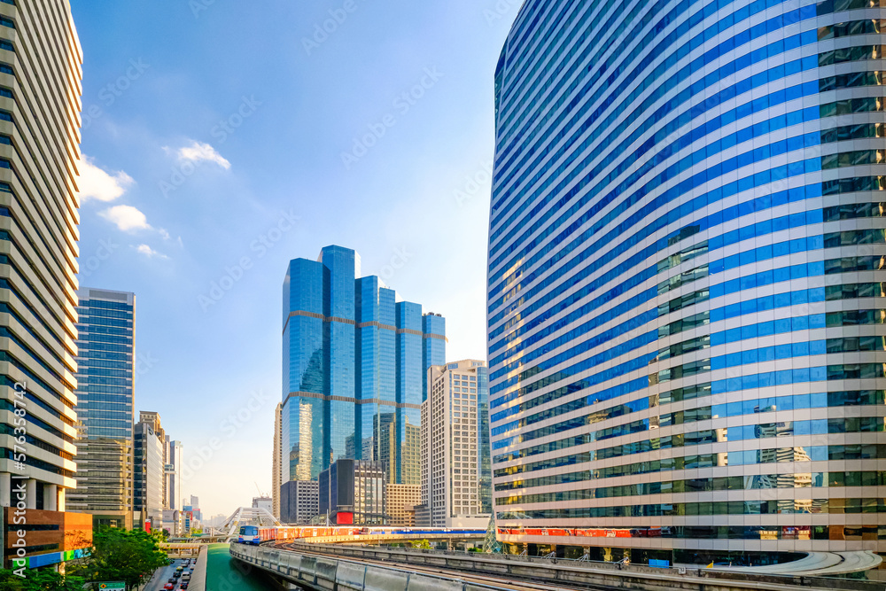 Obraz premium Metro car arrive in business downtown of modern city of skyscrapers. 