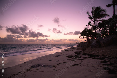 Sonnenaufgang in der Karibik, rosa Himmel