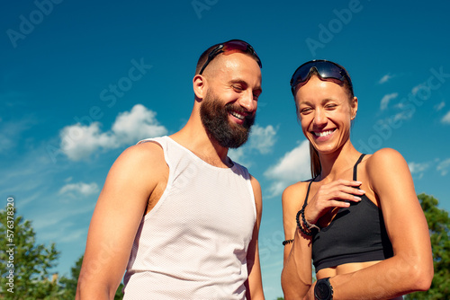 фотографія Althetes man and woman 25-35 years old, posing for the camera, smiling, running
