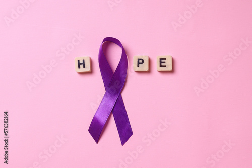 Obraz na płótnie Hope lettering with purple ribbon on pink background