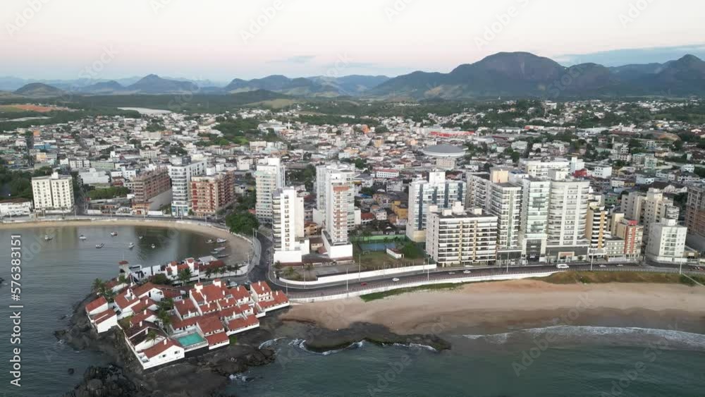 Imagem aérea de uma manhã ensolarada, na cidade de Guarapari. Vista do alto de Muquiçaba, Praia do Morro e  Centro.