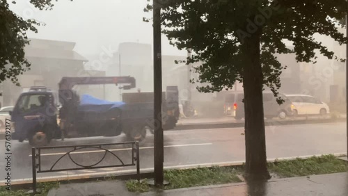 ゲリラ豪雨。大雨。東京の幹線道路。音あり。