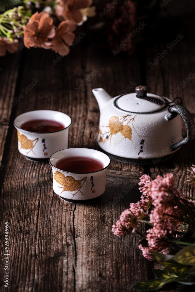 Fototapeta premium Té Chino de hojas rojas en taza blanca