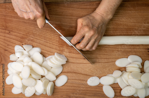 한국전통음식 식재료, 떡국떡 썰기