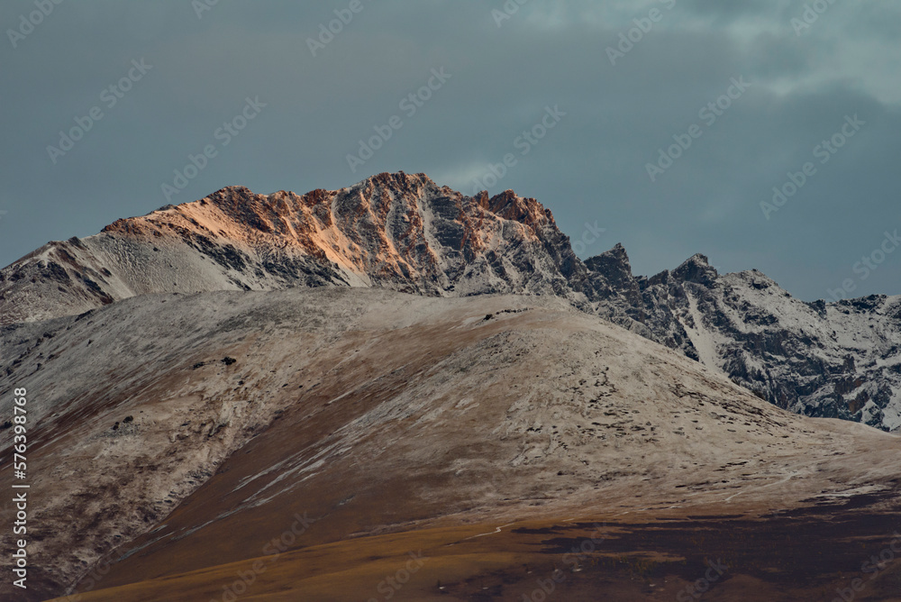 Fototapeta premium Russia. The South of Western Siberia, the Altai Mountains. The peaks of the North Chui mountain range illuminated by morning sunlight along the Chui tract near the village of Kurai.