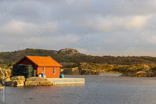 skandinavisches Bootshaus in den schwedischen Schären, Fischerhütte photo