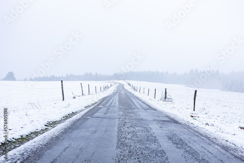 Carretera nevada con estacas a los lados