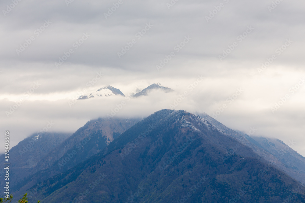 montañas y cumbres con nubes atravesándolas
