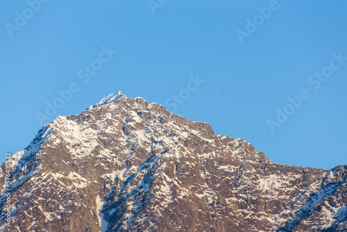 pico de una montaña nevada y en deshielo photo