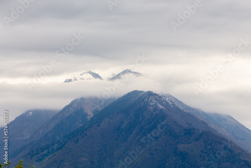 monta  as y cumbres con nubes atraves  ndolas