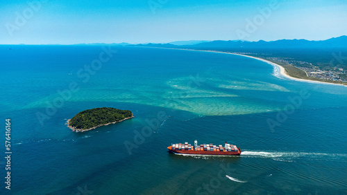 Cargo ship at sea © Zastanni