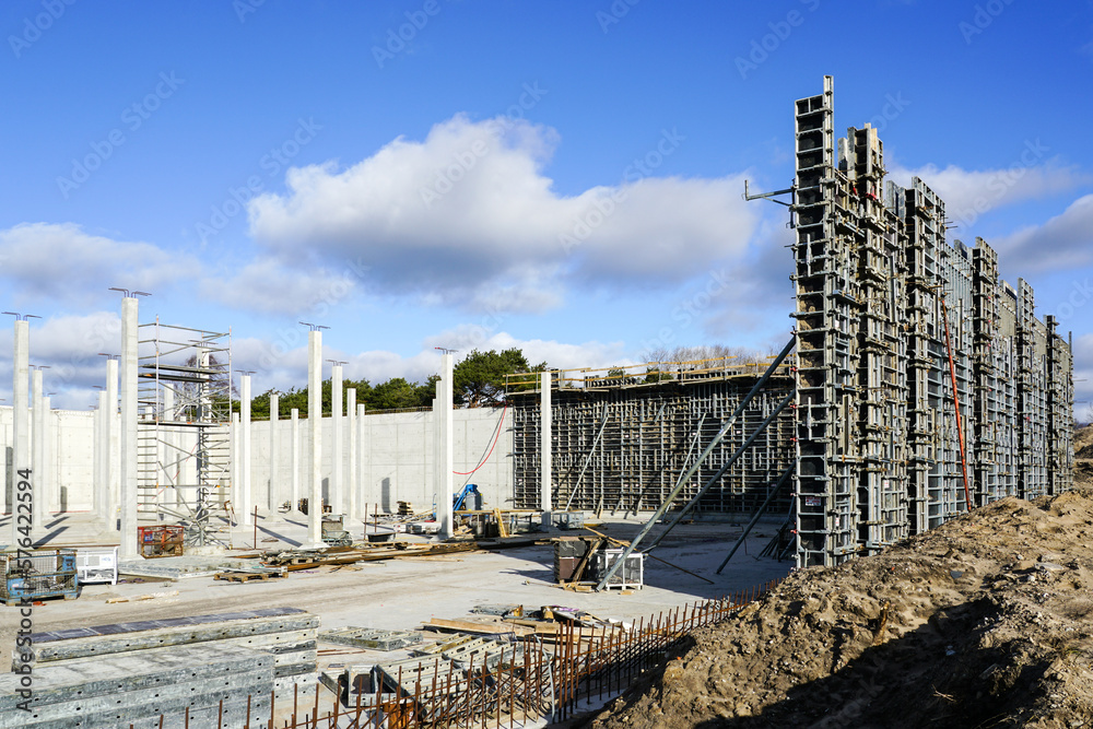 Industrial building wall construction using concrete formwork with a folding mechanism